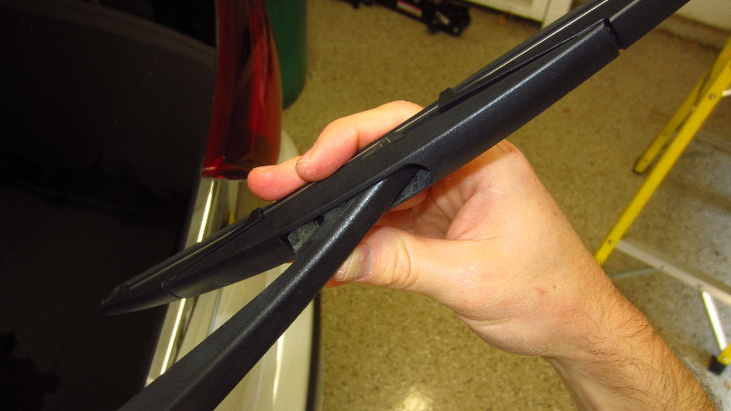 2014-2021-Mitsubishi-Outlander-Rear-Wiper-Blade-Replacement-Guide-013