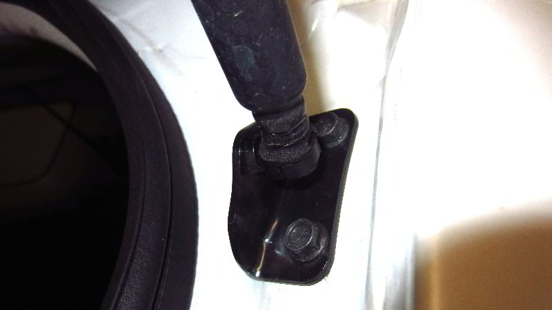2014-2021-Mitsubishi-Outlander-Tailgate-Lift-Support-Struts-Replacement-Guide-002