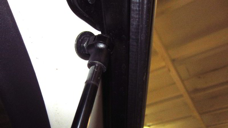 2014-2021-Mitsubishi-Outlander-Tailgate-Lift-Support-Struts-Replacement-Guide-006