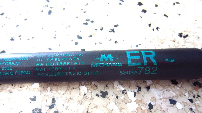 2014-2021-Mitsubishi-Outlander-Tailgate-Lift-Support-Struts-Replacement-Guide-011