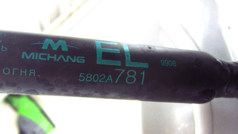 2014-2021-Mitsubishi-Outlander-Tailgate-Lift-Support-Struts-Replacement-Guide-017