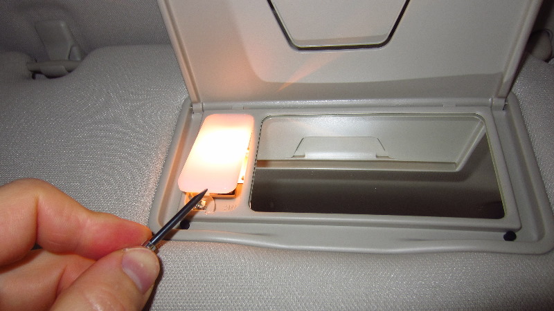 2014-2021-Mitsubishi-Outlander-Vanity-Mirror-Light-Bulb-Replacement-Guide-006