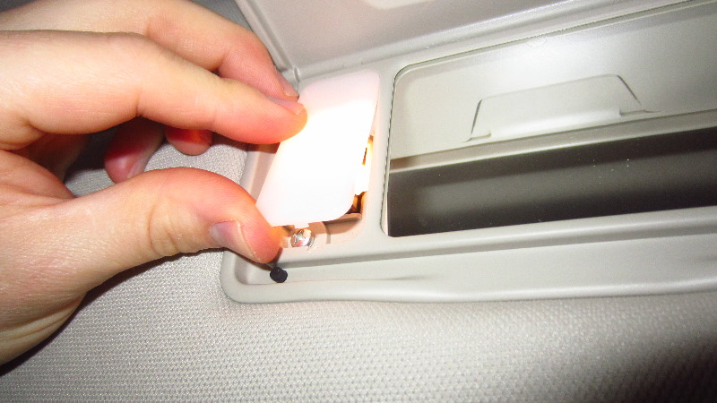 2014-2021-Mitsubishi-Outlander-Vanity-Mirror-Light-Bulb-Replacement-Guide-014