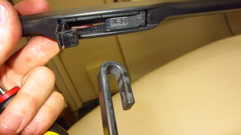 2014-2021-Mitsubishi-Outlander-Windshield-Wiper-Blades-Replacement-Guide-009