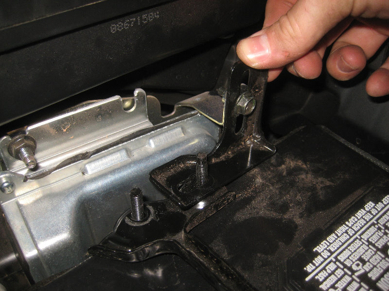 2015-2018-Nissan-Murano-12V-Automotive-Battery-Replacement-Guide-030