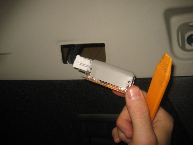 2015-2018-Nissan-Murano-Cargo-Area-Light-Bulb-Replacement-Guide-003