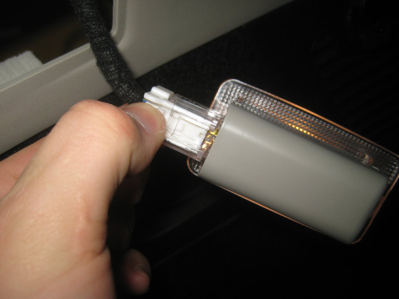 2015-2018-Nissan-Murano-Cargo-Area-Light-Bulb-Replacement-Guide-004