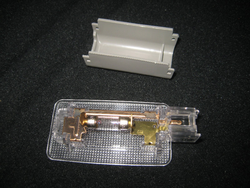 2015-2018-Nissan-Murano-Cargo-Area-Light-Bulb-Replacement-Guide-007