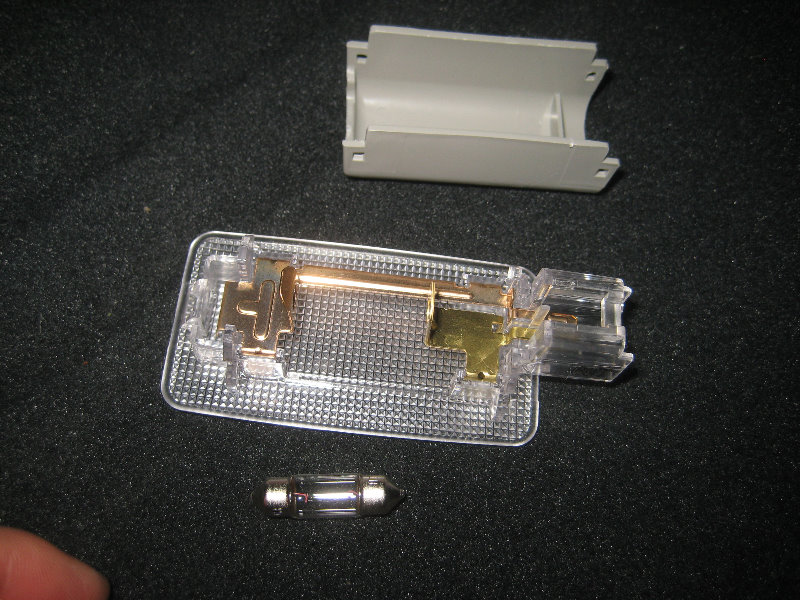 2015-2018-Nissan-Murano-Cargo-Area-Light-Bulb-Replacement-Guide-008