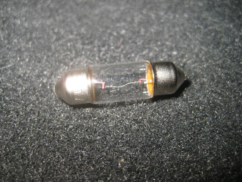 2015-2018-Nissan-Murano-Cargo-Area-Light-Bulb-Replacement-Guide-009