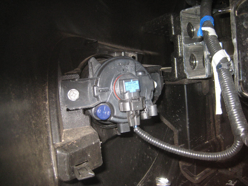 2015-2018-Nissan-Murano-Fog-Light-Bulbs-Replacement-Guide-010