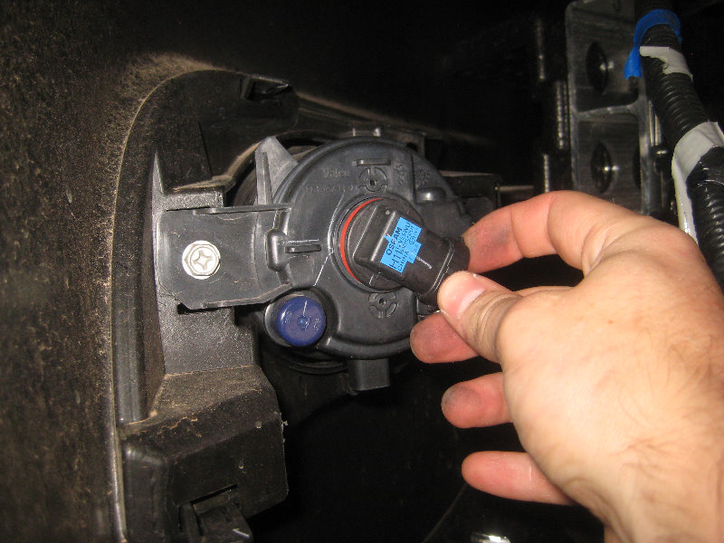 2015-2018-Nissan-Murano-Fog-Light-Bulbs-Replacement-Guide-014