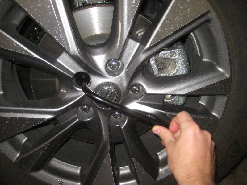 2015-2018-Nissan-Murano-Front-Brake-Pads-Replacement-Guide-004