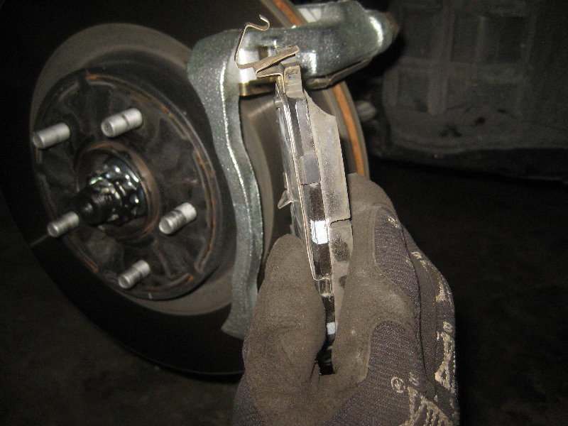 2015-2018-Nissan-Murano-Front-Brake-Pads-Replacement-Guide-016