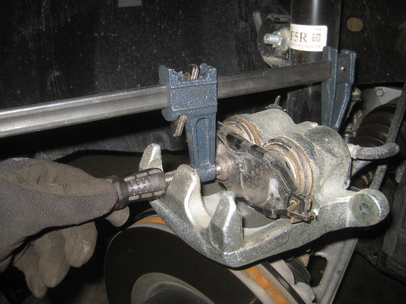 2015-2018-Nissan-Murano-Front-Brake-Pads-Replacement-Guide-020