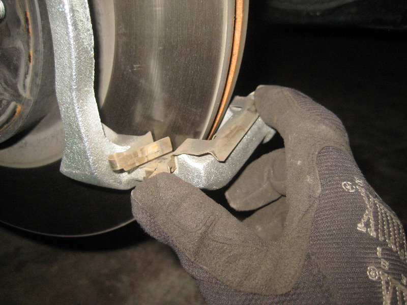 2015-2018-Nissan-Murano-Front-Brake-Pads-Replacement-Guide-022