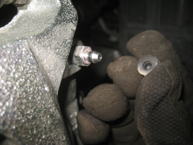 2015-2018-Nissan-Murano-Front-Brake-Pads-Replacement-Guide-036