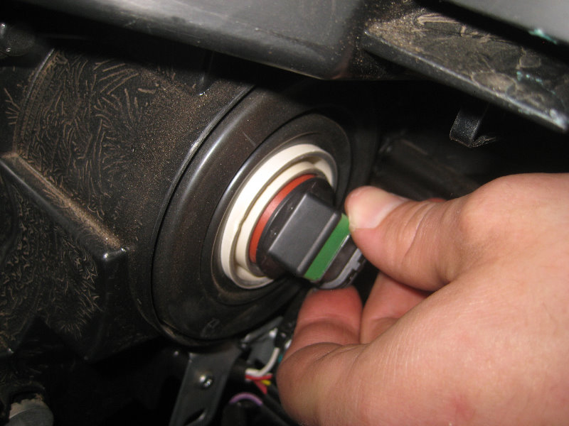 2015-2018-Nissan-Murano-Headlight-Bulbs-Replacement-Guide-010