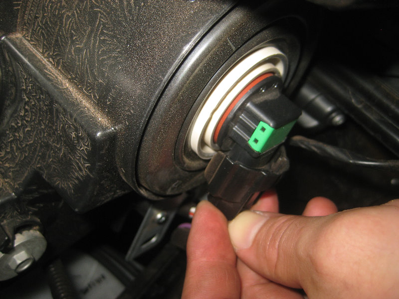 2015-2018-Nissan-Murano-Headlight-Bulbs-Replacement-Guide-012