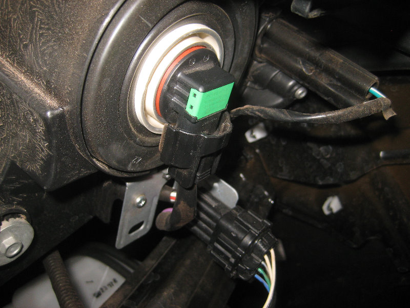 2015-2018-Nissan-Murano-Headlight-Bulbs-Replacement-Guide-013