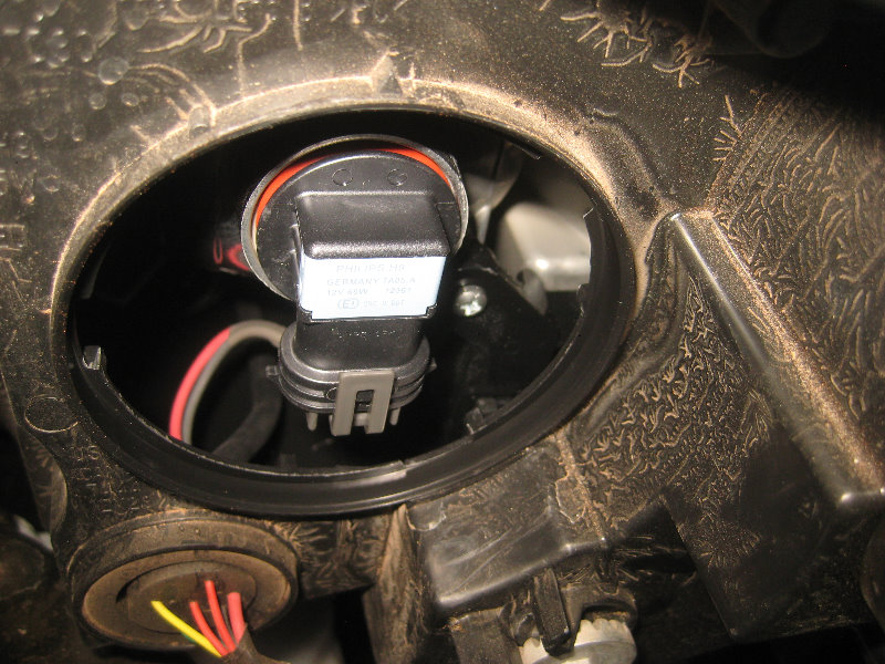 2015-2018-Nissan-Murano-Headlight-Bulbs-Replacement-Guide-017