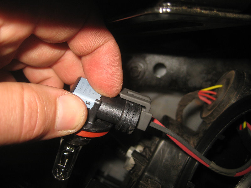 2015-2018-Nissan-Murano-Headlight-Bulbs-Replacement-Guide-020