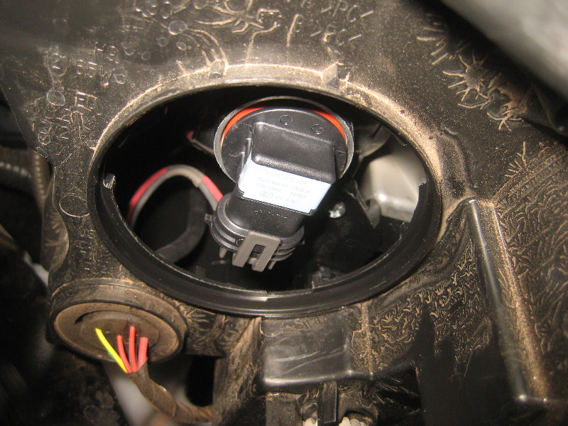 2015-2018-Nissan-Murano-Headlight-Bulbs-Replacement-Guide-025