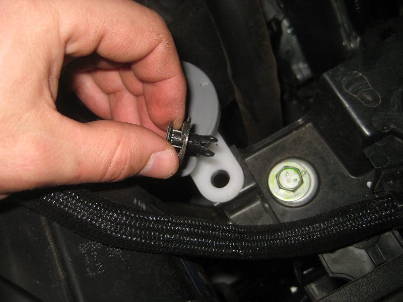 2015-2018-Nissan-Murano-Headlight-Bulbs-Replacement-Guide-030