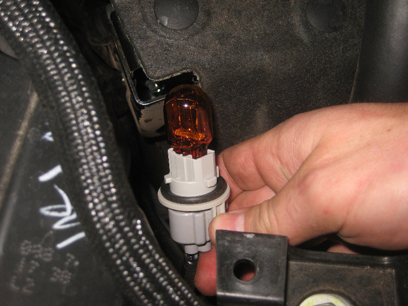 2015-2018-Nissan-Murano-Headlight-Bulbs-Replacement-Guide-034