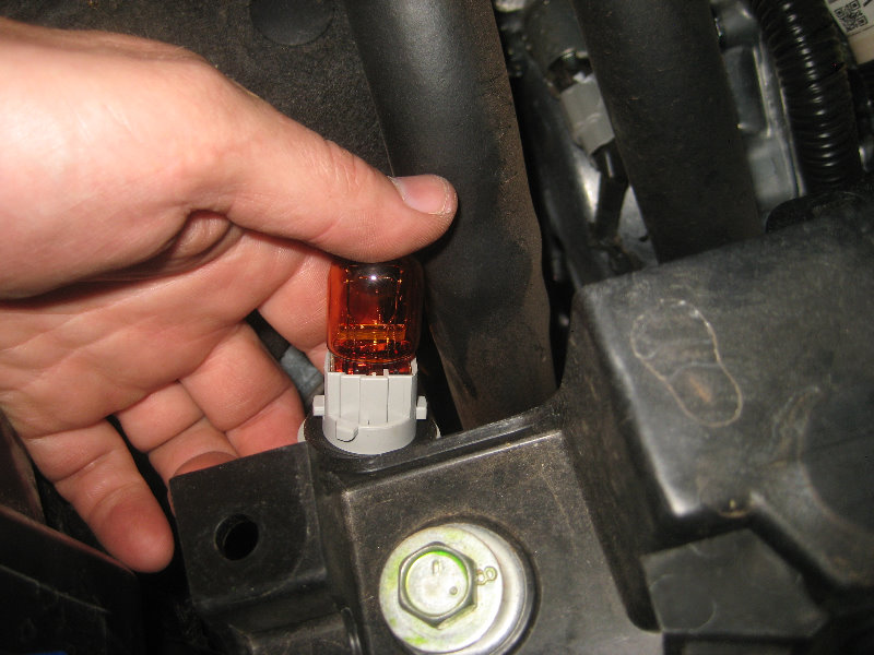 2015-2018-Nissan-Murano-Headlight-Bulbs-Replacement-Guide-036