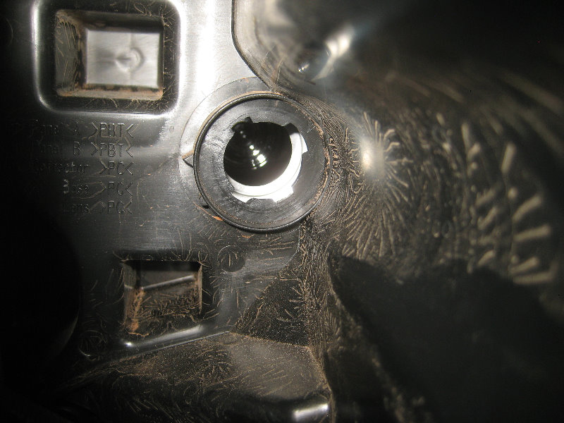 2015-2018-Nissan-Murano-Headlight-Bulbs-Replacement-Guide-037