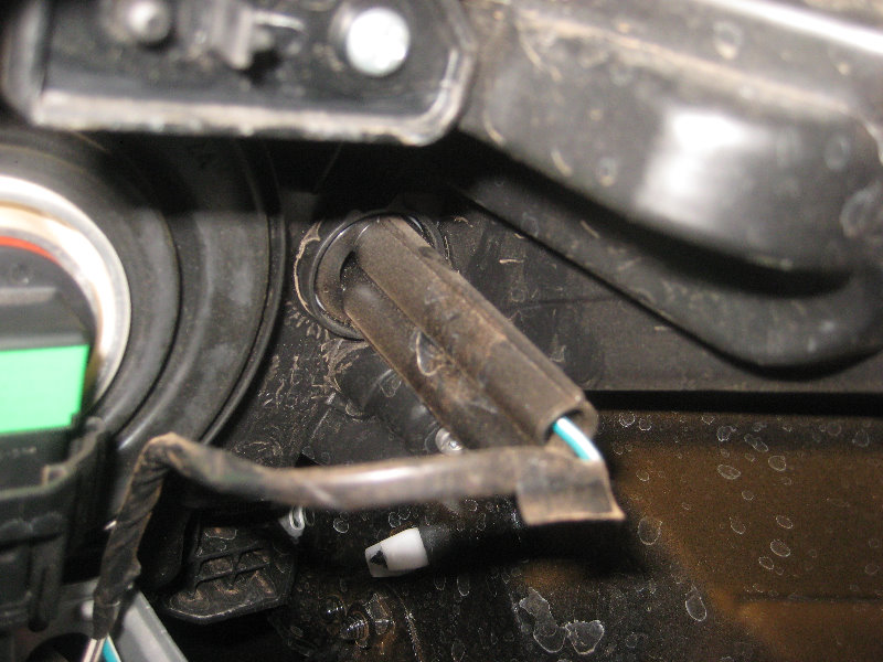 2015-2018-Nissan-Murano-Headlight-Bulbs-Replacement-Guide-043