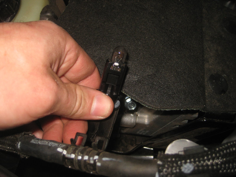 2015-2018-Nissan-Murano-Headlight-Bulbs-Replacement-Guide-045