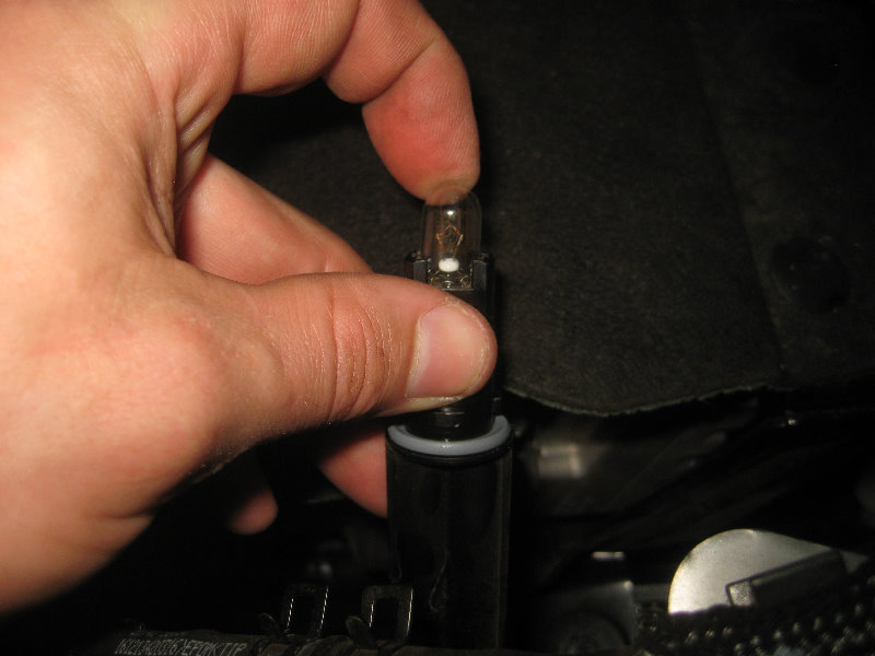 2015-2018-Nissan-Murano-Headlight-Bulbs-Replacement-Guide-047