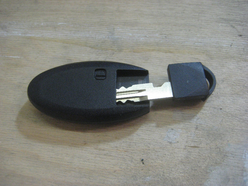 2015-2018-Nissan-Murano-Key-Fob-Battery-Replacement-Guide-005