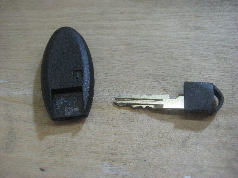 2015-2018-Nissan-Murano-Key-Fob-Battery-Replacement-Guide-006
