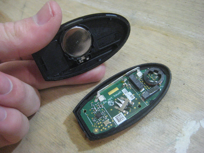 2015-2018-Nissan-Murano-Key-Fob-Battery-Replacement-Guide-015