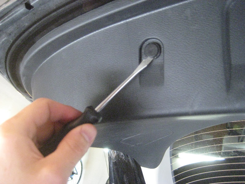 2015-2018-Nissan-Murano-License-Plate-Light-Bulbs-Replacement-Guide-003