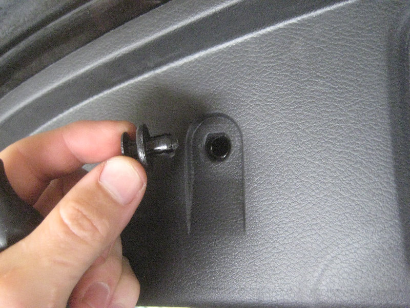 2015-2018-Nissan-Murano-License-Plate-Light-Bulbs-Replacement-Guide-004