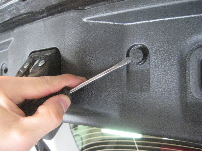 2015-2018-Nissan-Murano-License-Plate-Light-Bulbs-Replacement-Guide-006