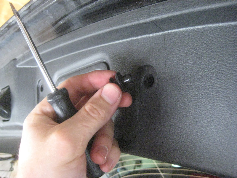 2015-2018-Nissan-Murano-License-Plate-Light-Bulbs-Replacement-Guide-007