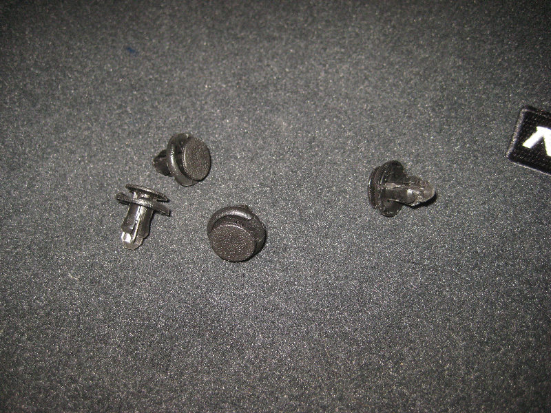 2015-2018-Nissan-Murano-License-Plate-Light-Bulbs-Replacement-Guide-008