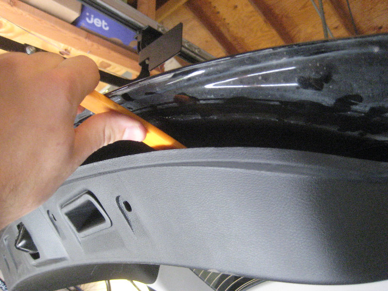 2015-2018-Nissan-Murano-License-Plate-Light-Bulbs-Replacement-Guide-010