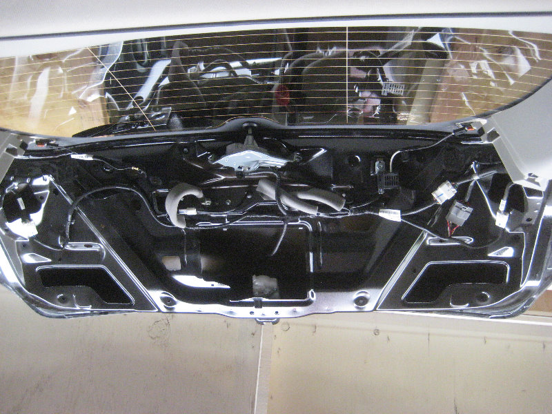 2015-2018-Nissan-Murano-License-Plate-Light-Bulbs-Replacement-Guide-015