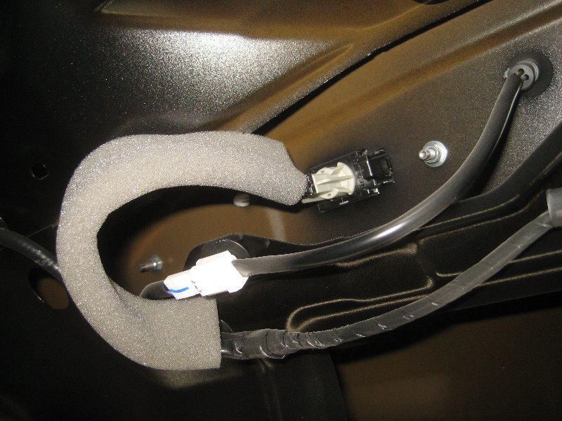 2015-2018-Nissan-Murano-License-Plate-Light-Bulbs-Replacement-Guide-016