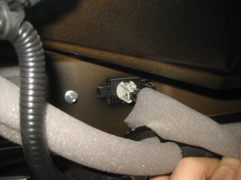 2015-2018-Nissan-Murano-License-Plate-Light-Bulbs-Replacement-Guide-017