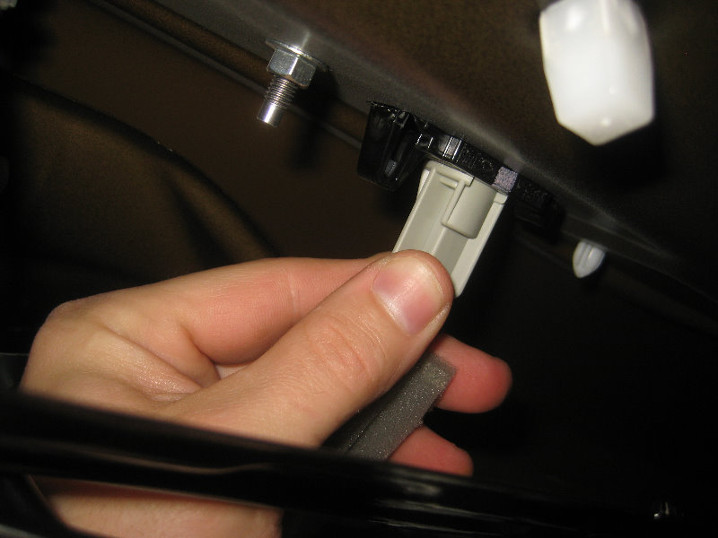 2015-2018-Nissan-Murano-License-Plate-Light-Bulbs-Replacement-Guide-018