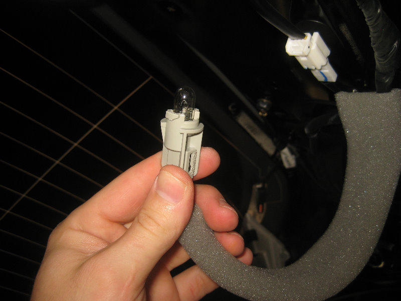 2015-2018-Nissan-Murano-License-Plate-Light-Bulbs-Replacement-Guide-019