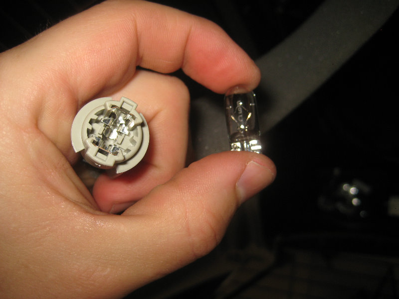 2015-2018-Nissan-Murano-License-Plate-Light-Bulbs-Replacement-Guide-020