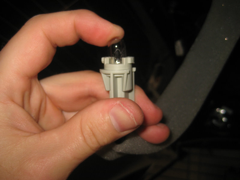 2015-2018-Nissan-Murano-License-Plate-Light-Bulbs-Replacement-Guide-021